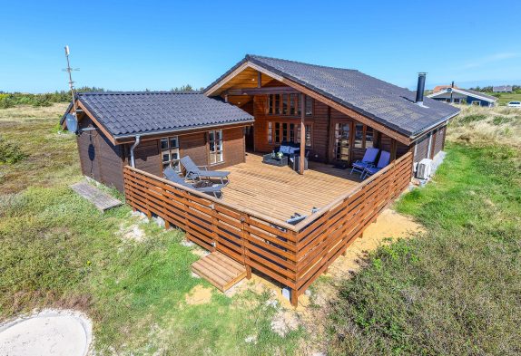Rustikt bjælkehus med spa og sauna på flot naturgrund ved fjorden