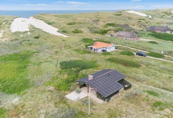 Hyggeligt 6-personers sommerhus i Haurvig 50 meter fra stranden