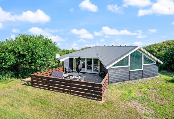 Poolsommerhus til 8 personer med aktivitetsrum, spabad og sauna
