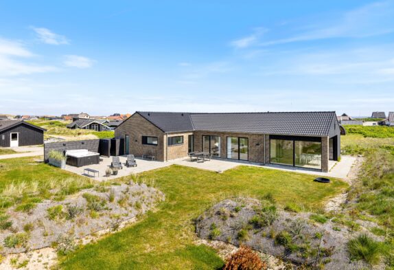 Strandnahes Ferienhaus mit Außenwhirlpool und Sauna