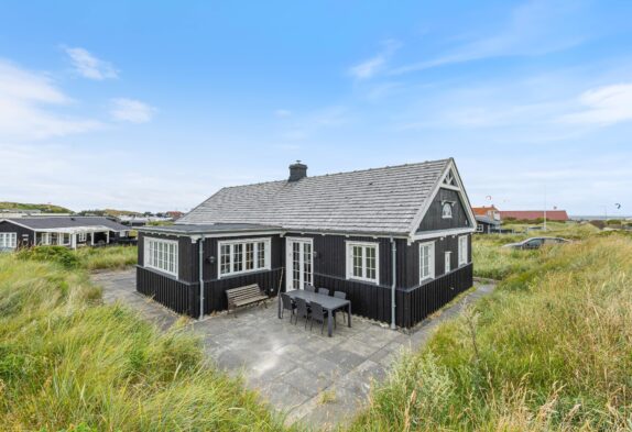 Hus med åben terrasse nær strand & surfområder