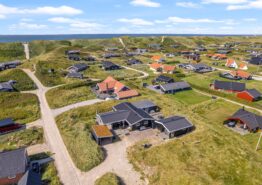 Hyggeligt sommerhus med afskærmet terrasse og gåafstand til havet