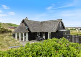 Dejligt stråtrækt sommerhus med sauna og skøn udestue