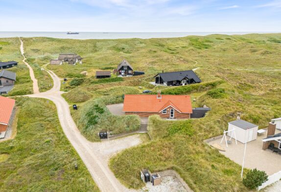 Velholdt sommerhus med førsteklasses beliggenhed i Årgab