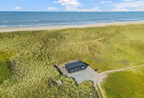 Femstjernet sommerhus i Årgab kun 100 meter fra stranden