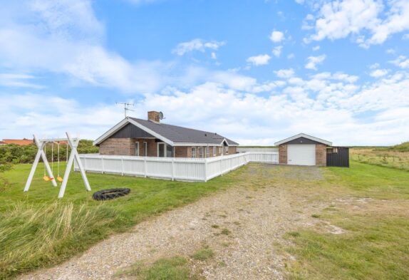 Hyggeligt sommerhus med stor terrasse og spa