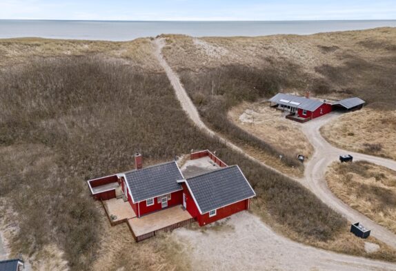 Charmantes Ferienhaus mit Kamin in direkter Strandlage – Årgab