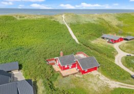 Hyggeligt sommerhus med brændeovn – unik beliggenhed. Kat. nr.:  E4236, Præstestien 7