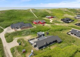 Modernes Ferienhaus mit Badetonne und Sauna, strandnah. Kat. nr.:  E4272, Præstegårdsvej 8;