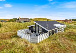 Velholdt sommerhus med skøn terrasse nær stranden