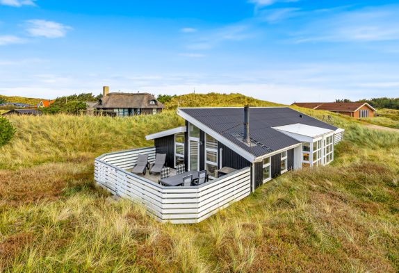Velholdt sommerhus med skøn terrasse nær stranden