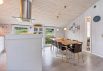 Velholdt sommerhus med skøn terrasse nær stranden (billede 11)