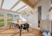 Velholdt sommerhus med skøn terrasse nær stranden (billede 14)