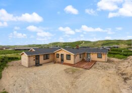 Hyggeligt sommerhus med sauna – kun 175 meter fra stranden. Kat. nr.:  E4297, Karen Brands Vej 177;