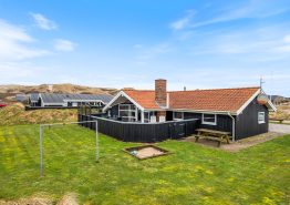 Hyggeligt sommerhus med sauna og spa og med gåafstand til havet. Kat. nr.:  E4300, Karen Brands Vej 145 B