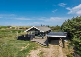 Hyggeligt feriehus til 6 personer på stor naturgrund ved Vesterhavet