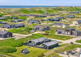 Holzferienhaus mit umzäunter Terrasse + Hund erlaubt, dicht am Meer