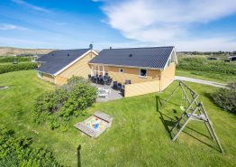 Stort sommerhus med spabad og sauna tæt på stranden i Årgab