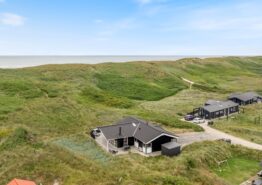 Mettes Bjerg 12D ligger direkte ved strand og med smuk udsigt til klitter