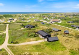 Feriehus med fredelig overdækket terrasse nær stranden