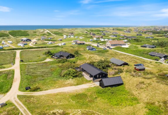 Feriehus med fredelig overdækket terrasse nær stranden