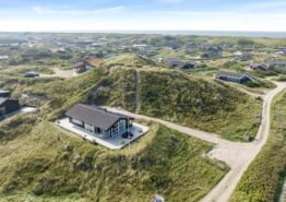 Feriehus på klitgrund med en panoramaudsigt og en skøn terrasse