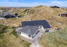 Feriehus med skøn terrasse tæt på klitterne og stranden