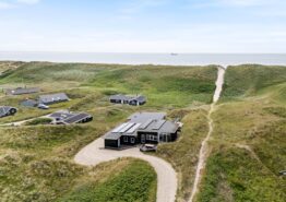 Luksuriøst 5-stjernet sommerhus med pool til 12 pers., 100 m fra havet