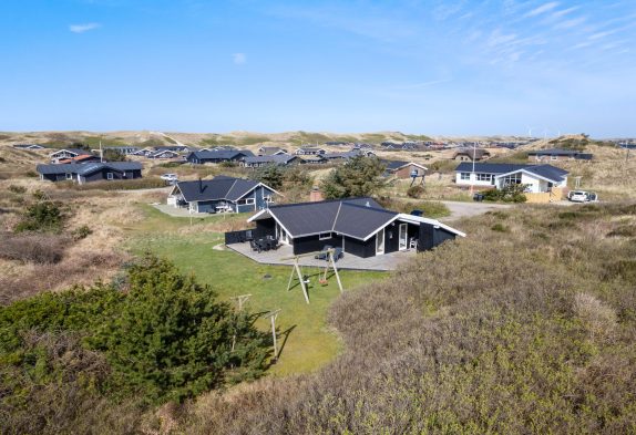 Sommerhus i Årgab tæt på Vesterhavet med åben terrasse