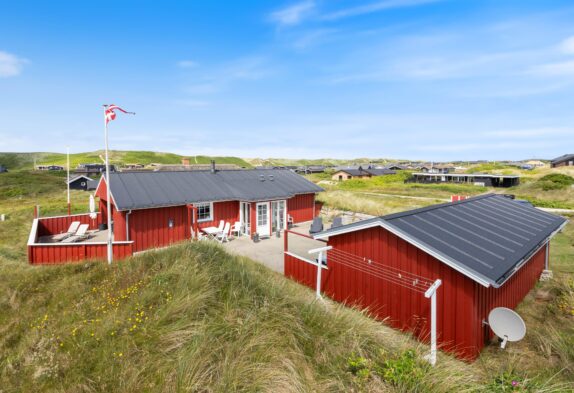 Hyggeligt feriehus med skønne terrasser ved Vesterhavet