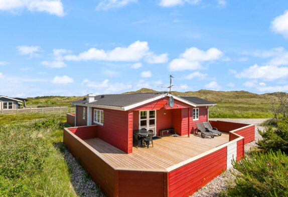 Feriehus med dejlig terrasse på naturgrund 300 fra stranden