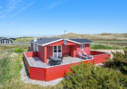 Feriehus med dejlig terrasse på naturgrund 300 fra stranden