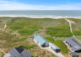 Rummeligt feriehus med skøn beliggenhed ved stranden