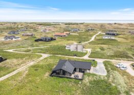 Skønt feriehus med gode terrasser tæt på stranden