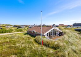 Hyggeligt sommerhus med brændeovn og afskærmet terrasse. Kat. nr.:  E4556, Karen Brands Vej 201;
