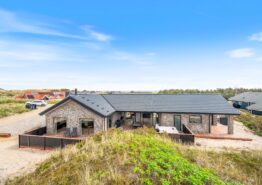 Großes Aktivitätshaus dicht am Strand in Ågab. Kat. nr.:  E4561, Tingodden 251B;