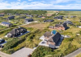 Hyggeligt stråtækt sommerhus med brændeovn. Kat. nr.:  E4579, Strandkrogvejen 32;