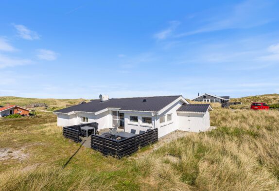 Velholdt feriehus på naturgrund tæt på stranden