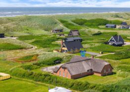 Stråtækt sommerhus med pool – Nær stranden. Kat. nr.:  E4597, Tingodden 177;