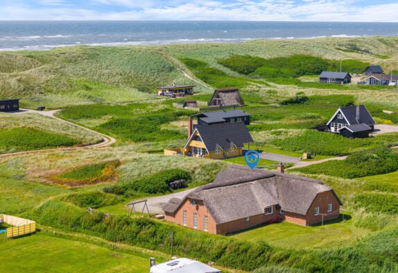 Stråtækt sommerhus med pool – Nær stranden