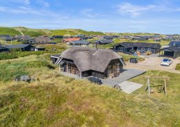 Dejligt sommerhus med stråtag, brændeovn og opvaskemaskine. Kat. nr.:  E4620, Granvej 53;