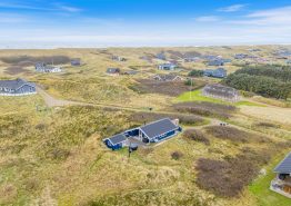 Skønt sommerhus på klitbedækket landskab nær havet. Kat. nr.:  E4650, Tingodden 207;