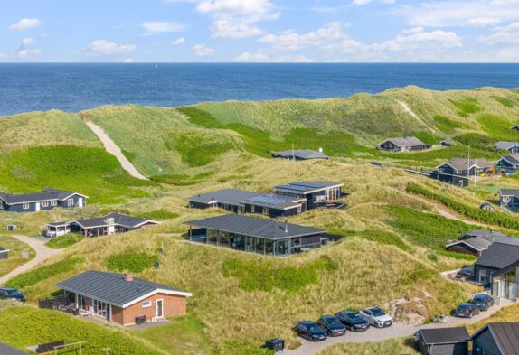 Højt beliggende sommerhus på klit med fjordudsigt