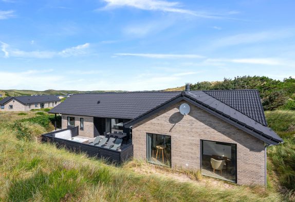Lækkert feriehus med sauna, udespa og billard kun 250 m fra havet
