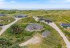 Charmerende strandnært stråtagshus med sauna og indhegnet naturstykke (billede 1)