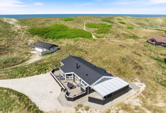 Skønt sommerhus med lukket terrasse tæt på Årgab strand
