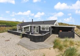 Skønt sommerhus med lukket terrasse tæt på Årgab strand
