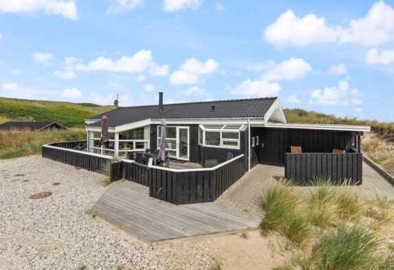 Skønt sommerhus med lukket terrasse tæt på Årgab strand