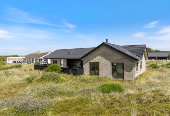 Strandnært luksussommerhus med sauna, udespa og aktivitetsrum