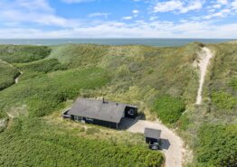 Skønt sommerhus med flot udsigt tæt på hav og strand